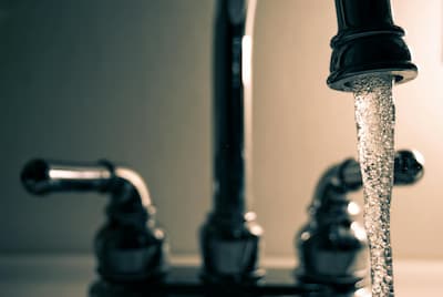 Fließendes Wasser aus verchromtem Hahn – saubere Sanitärinstallation für Küche und Bad